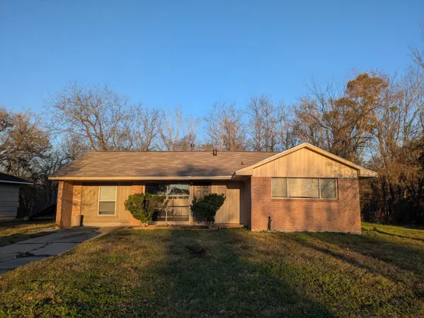 a view of back yard of the house