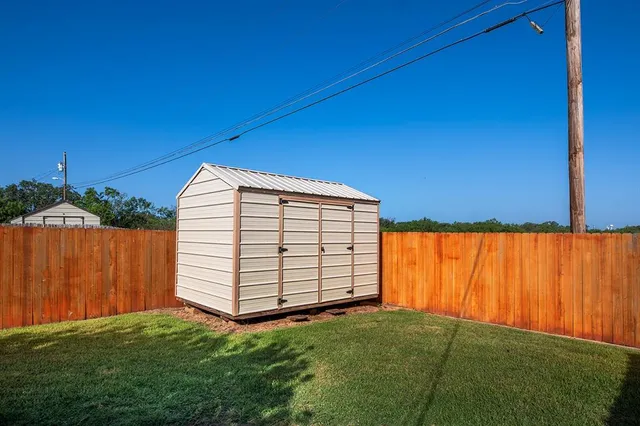 a view of a backyard