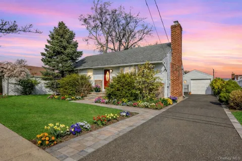 $699,999 | 228 8th Street, Bethpage, NY 11714