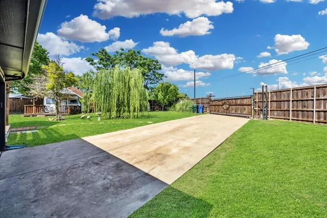 a view of a backyard