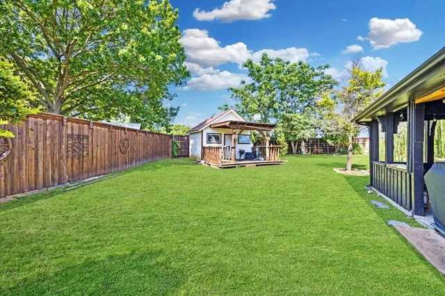 a view of a house with backyard and a garden