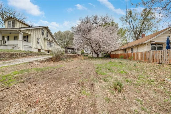 $8,000 | 8414 Independence Avenue, Kansas City, MO 64125