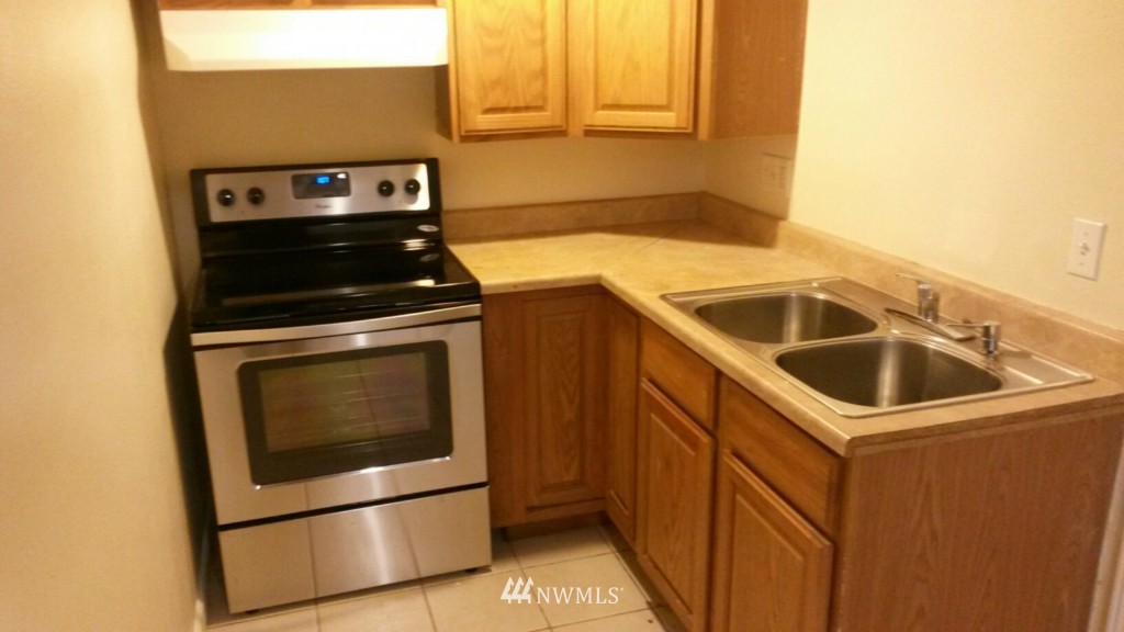 12053 70th Avenue South Seattle, WA 98178 - Photo 11 of 12