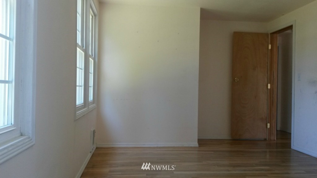 12053 70th Avenue South Seattle, WA 98178 - Photo 5 of 12