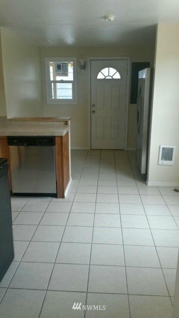 12053 70th Avenue South Seattle, WA 98178 - Photo 8 of 12