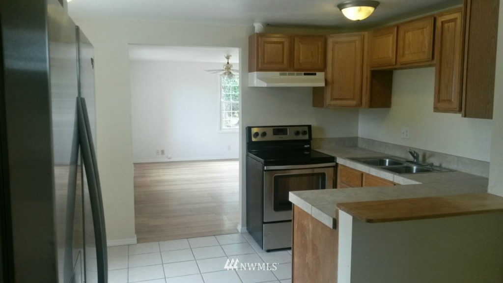 12053 70th Avenue South Seattle, WA 98178 - Photo 9 of 12