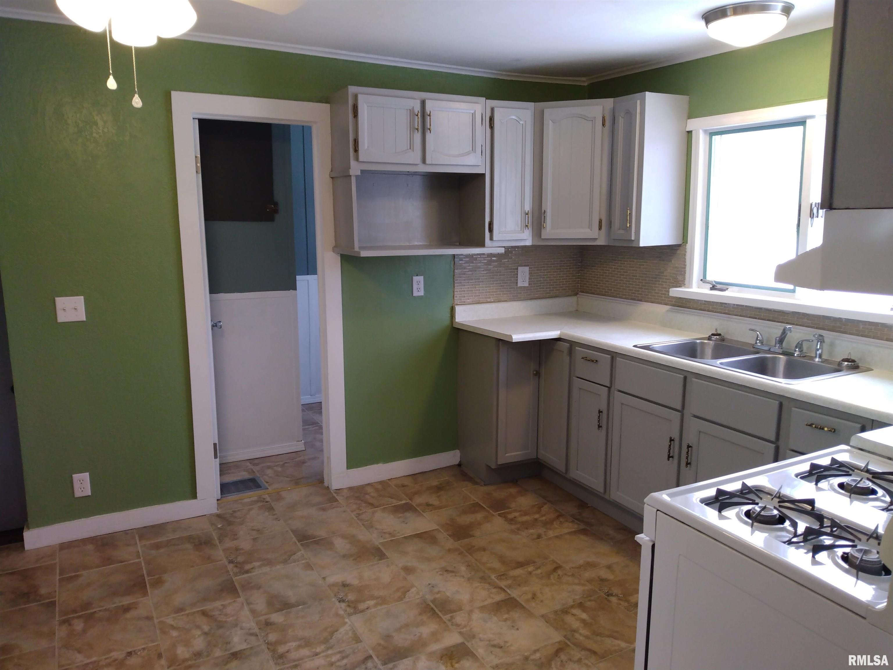 1203 South Maxwell Road Peoria, IL 61607 - Photo 8 of 19