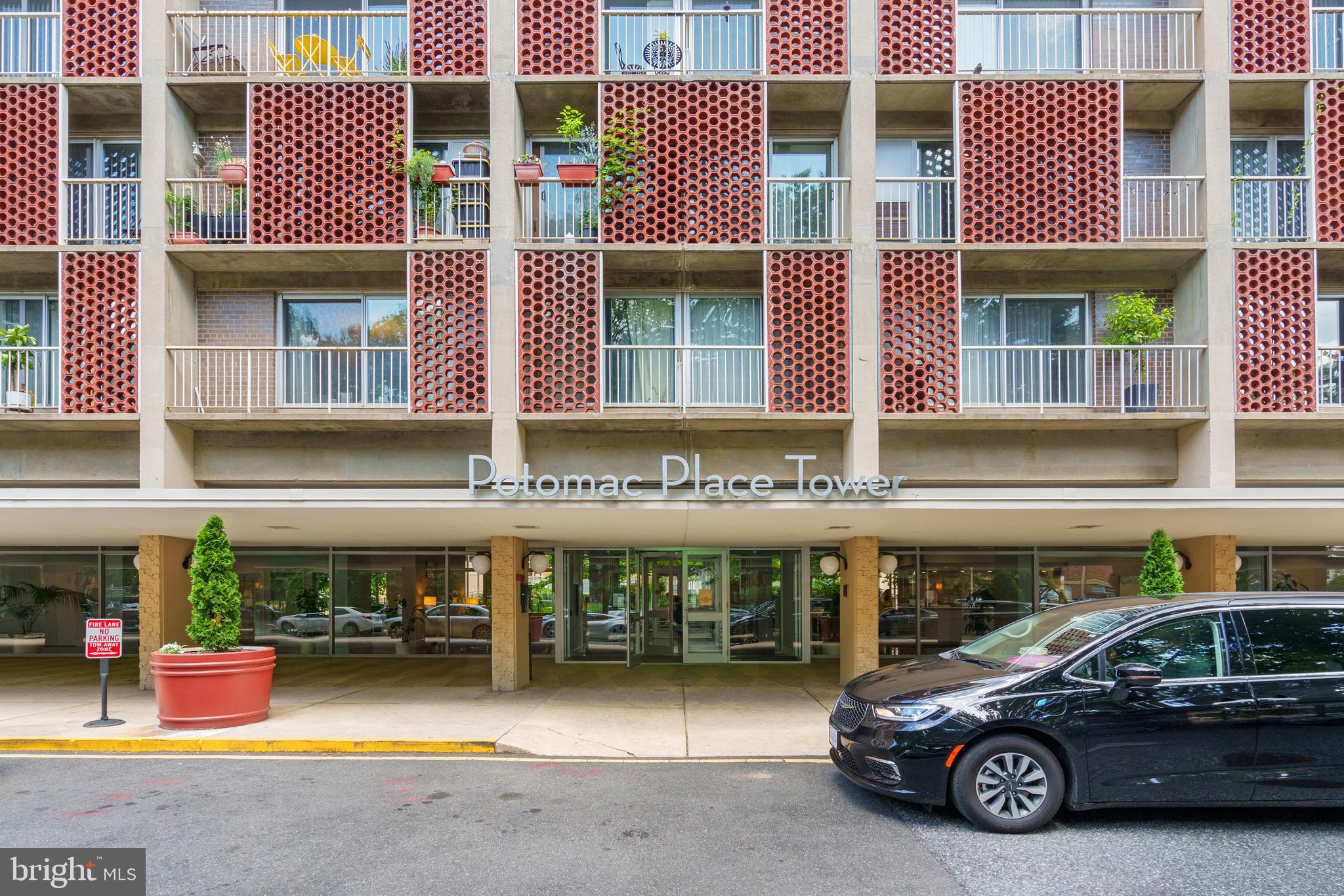 800 4th Street Southwest, Unit S421 Washington, DC 20024 - Photo 20 of 30 a car parked in front of building