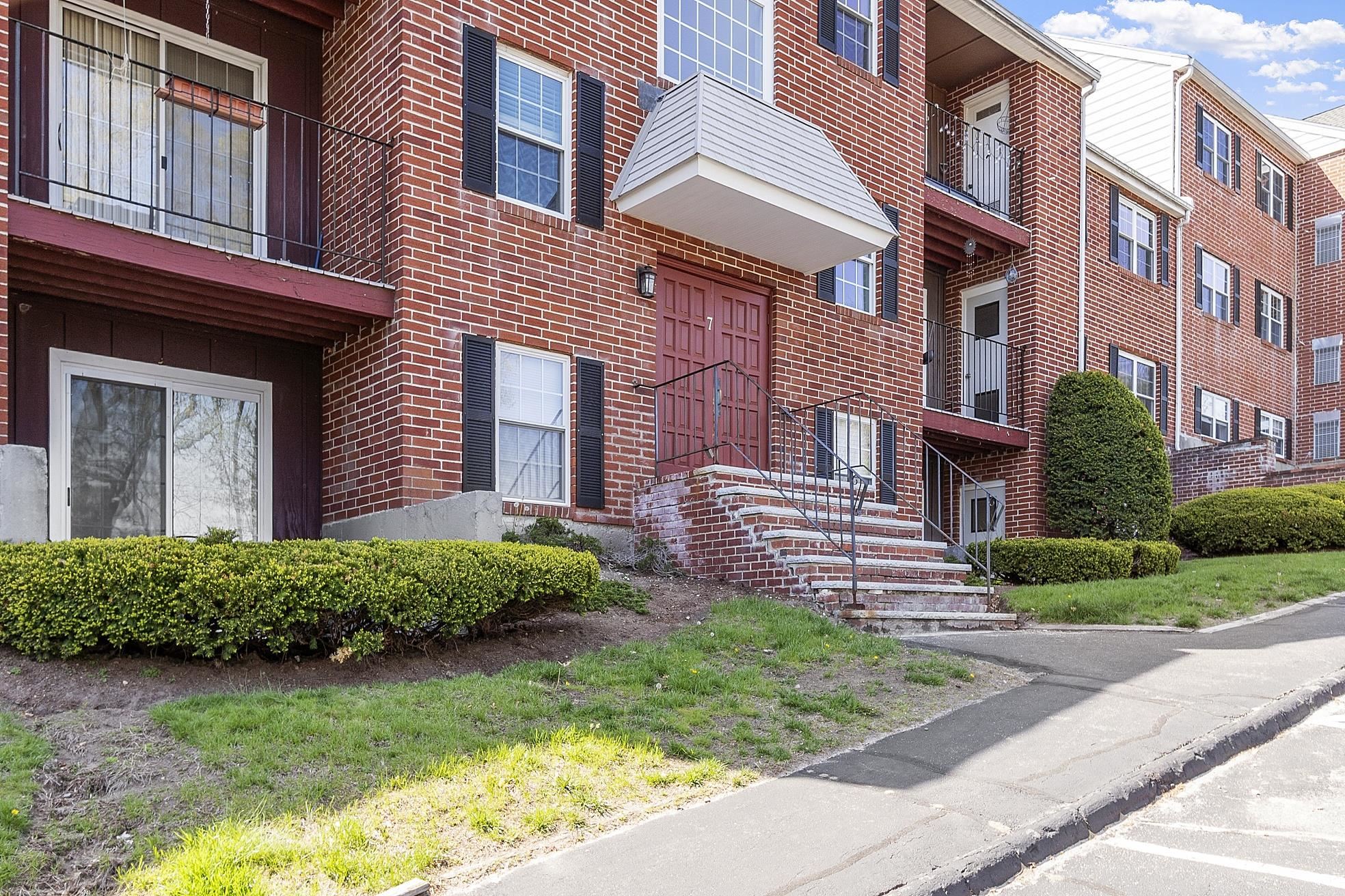 7 Louisburg Square, Unit 2 Nashua, NH 03060 - Photo 3 of 7