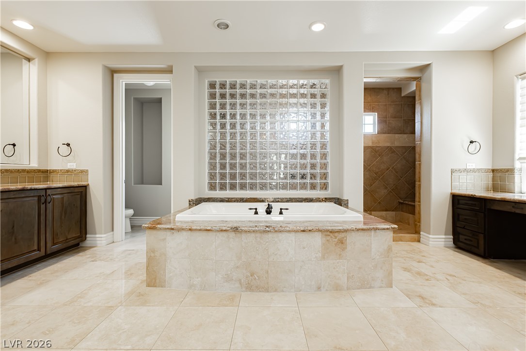 2155 Alcova Ridge Drive Las Vegas, NV 89135 - Photo 21 of 43 Primary bath