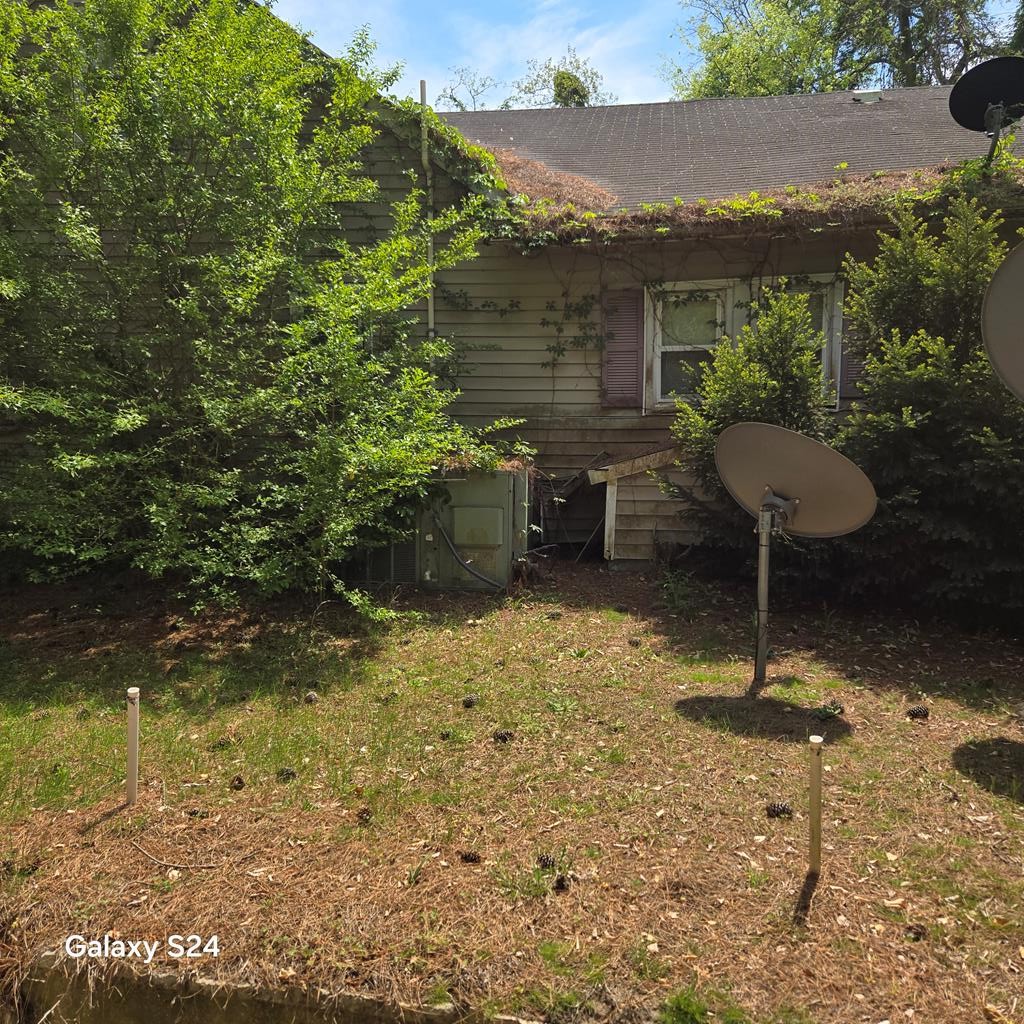 27282 Cheapside Road Cape Charles, VA 23310 - Photo 10 of 16 a backyard of a house with table and chairs