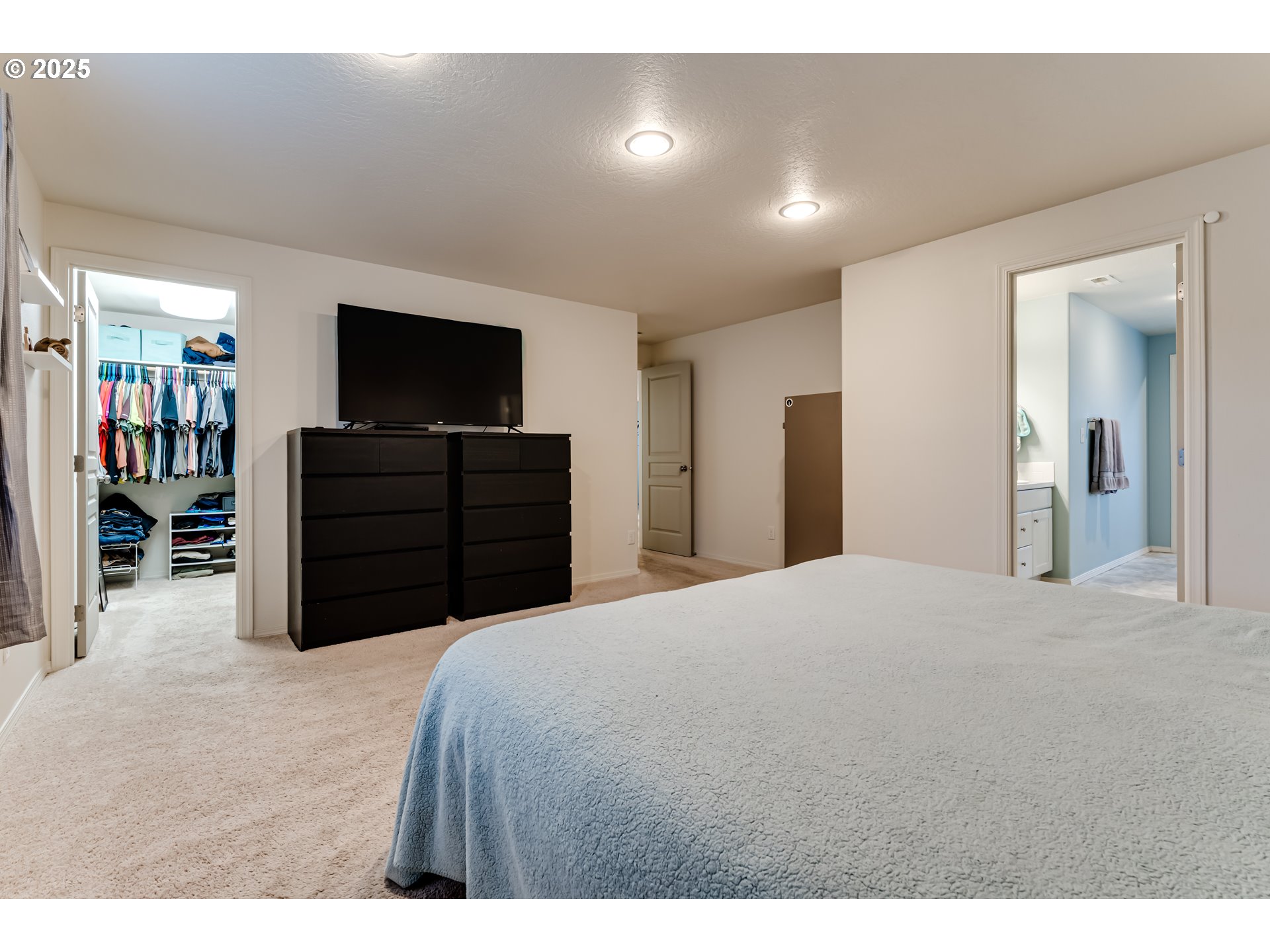 4685 Glacier Meadows Loop Springfield, OR 97478 - Photo 20 of 28 a bedroom with a bed and television