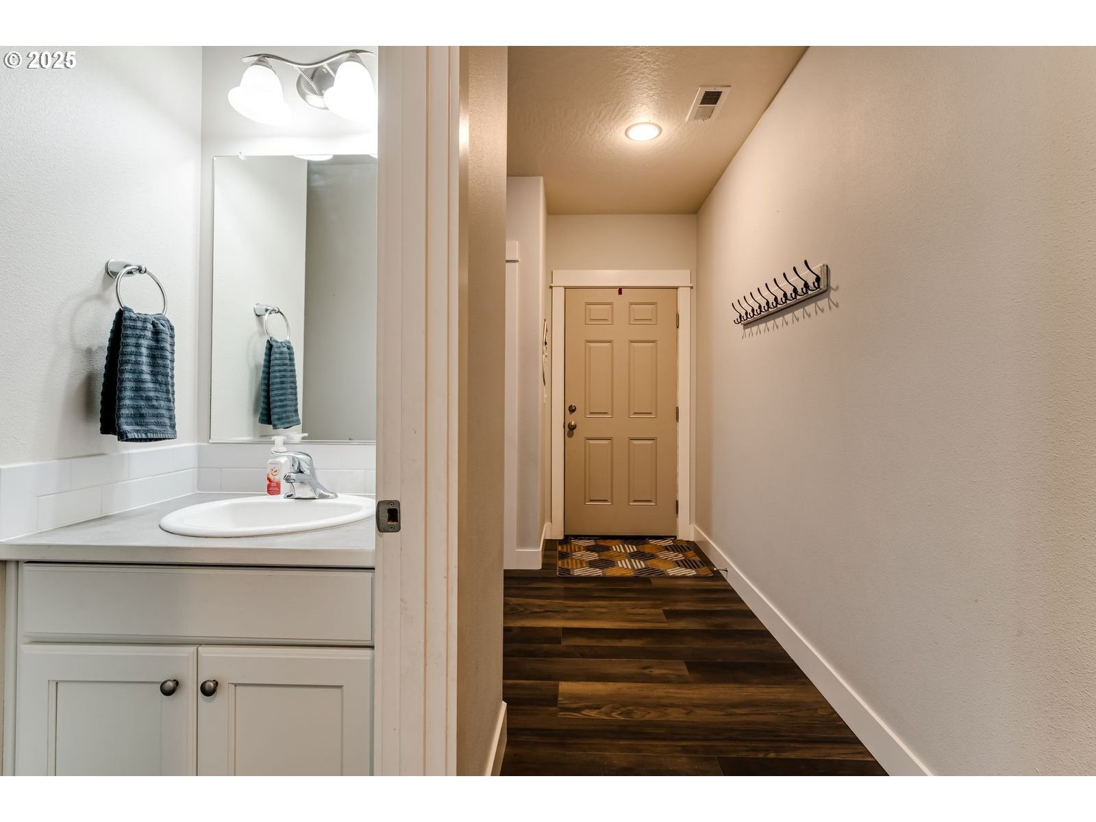 4685 Glacier Meadows Loop Springfield, OR 97478 - Photo 28 of 28 a bathroom with a sink and a mirror