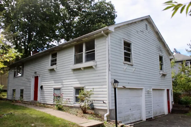 a view of a house with a yard