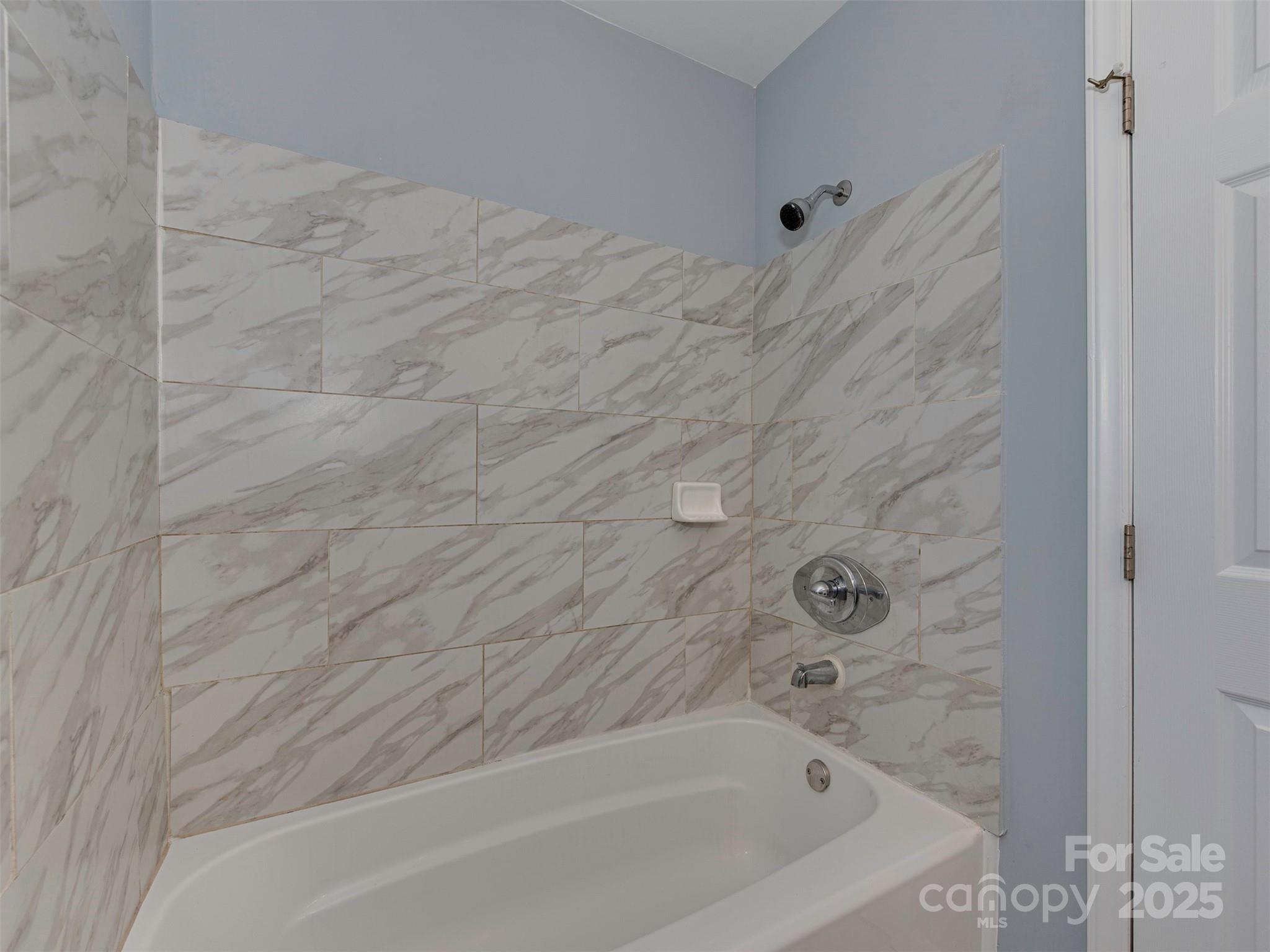 7413 Lockmont Drive Charlotte, NC 28212 - Photo 31 of 42 a bathroom with a bathtub