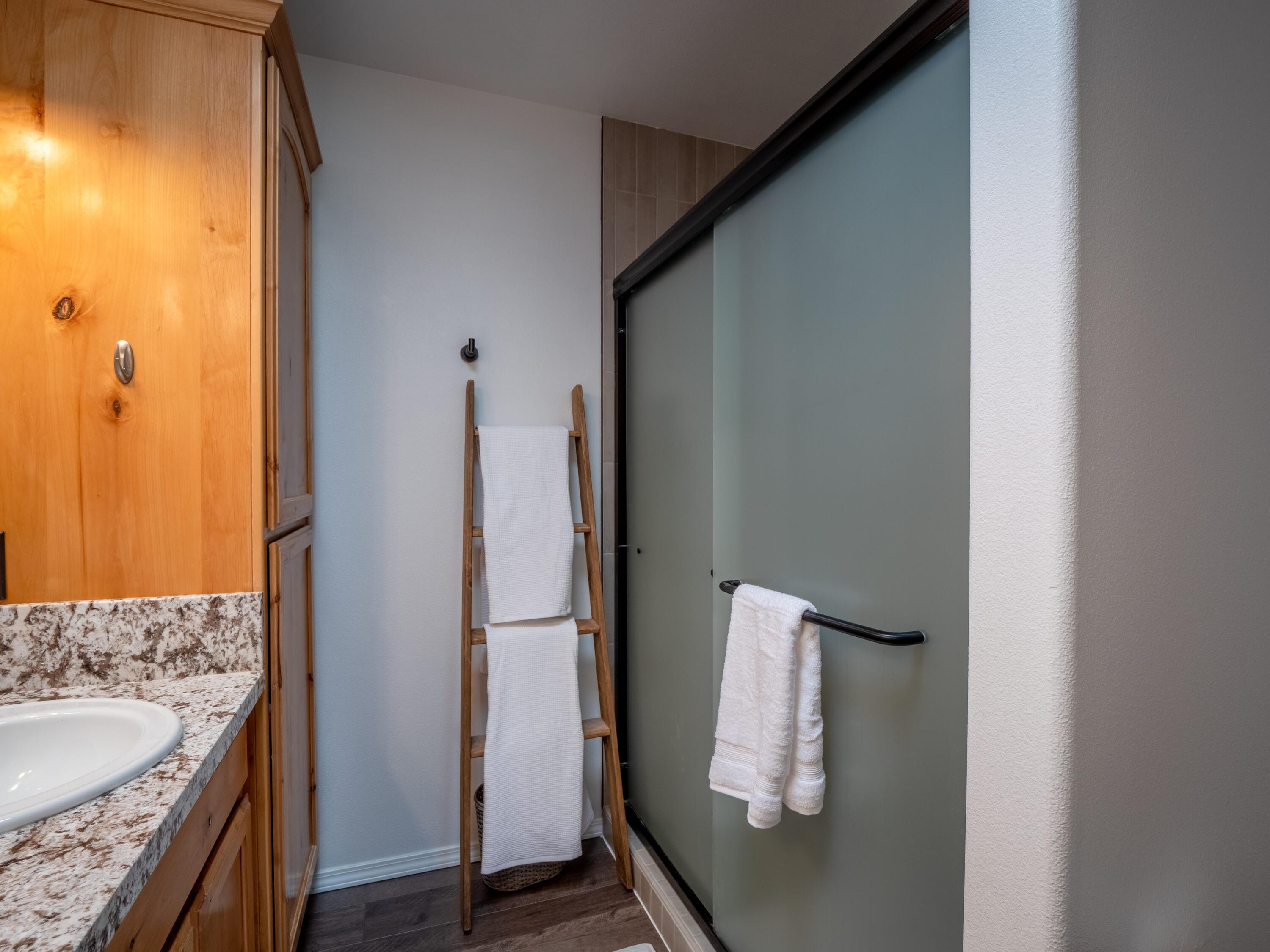 801 Three Pines Road Grants Pass, OR 97526 - Photo 32 of 45 Master Bath 4
