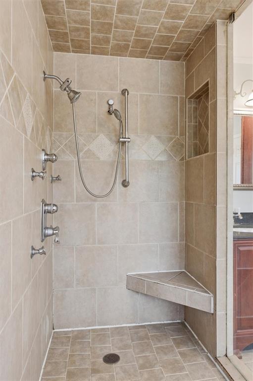 139 Stanbrough Drive Dallas, GA 30157 - Photo 40 of 52 a bathroom with a glass shower door