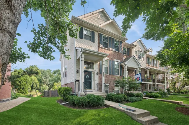 $3,995 | 2106 Rugen Road, Unit B, Glenview, IL 60026