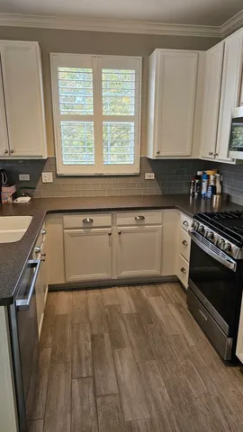 $3,995 | 2106 Rugen Road, Unit B, Glenview, IL 60026