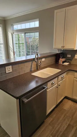 $3,995 | 2106 Rugen Road, Unit B, Glenview, IL 60026