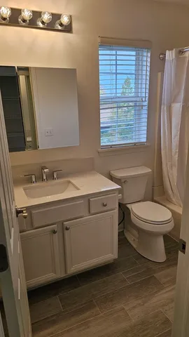 $3,995 | 2106 Rugen Road, Unit B, Glenview, IL 60026