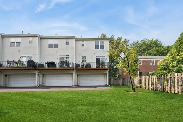 $3,995 | 2106 Rugen Road, Unit B, Glenview, IL 60026