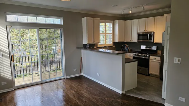 $3,995 | 2106 Rugen Road, Unit B, Glenview, IL 60026