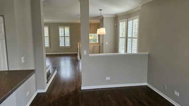 $3,995 | 2106 Rugen Road, Unit B, Glenview, IL 60026