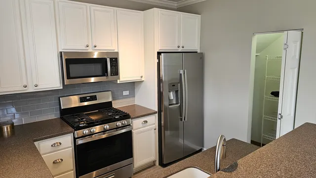 $3,995 | 2106 Rugen Road, Unit B, Glenview, IL 60026