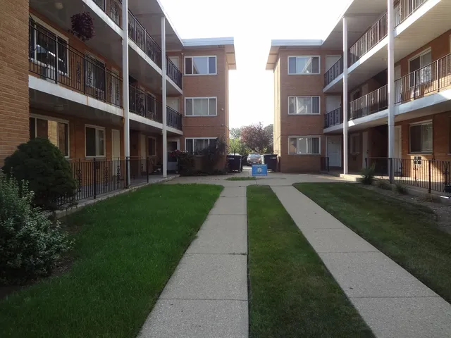 $1,575 | 4602 North River Road, Unit B1, Schiller Park, IL 60176