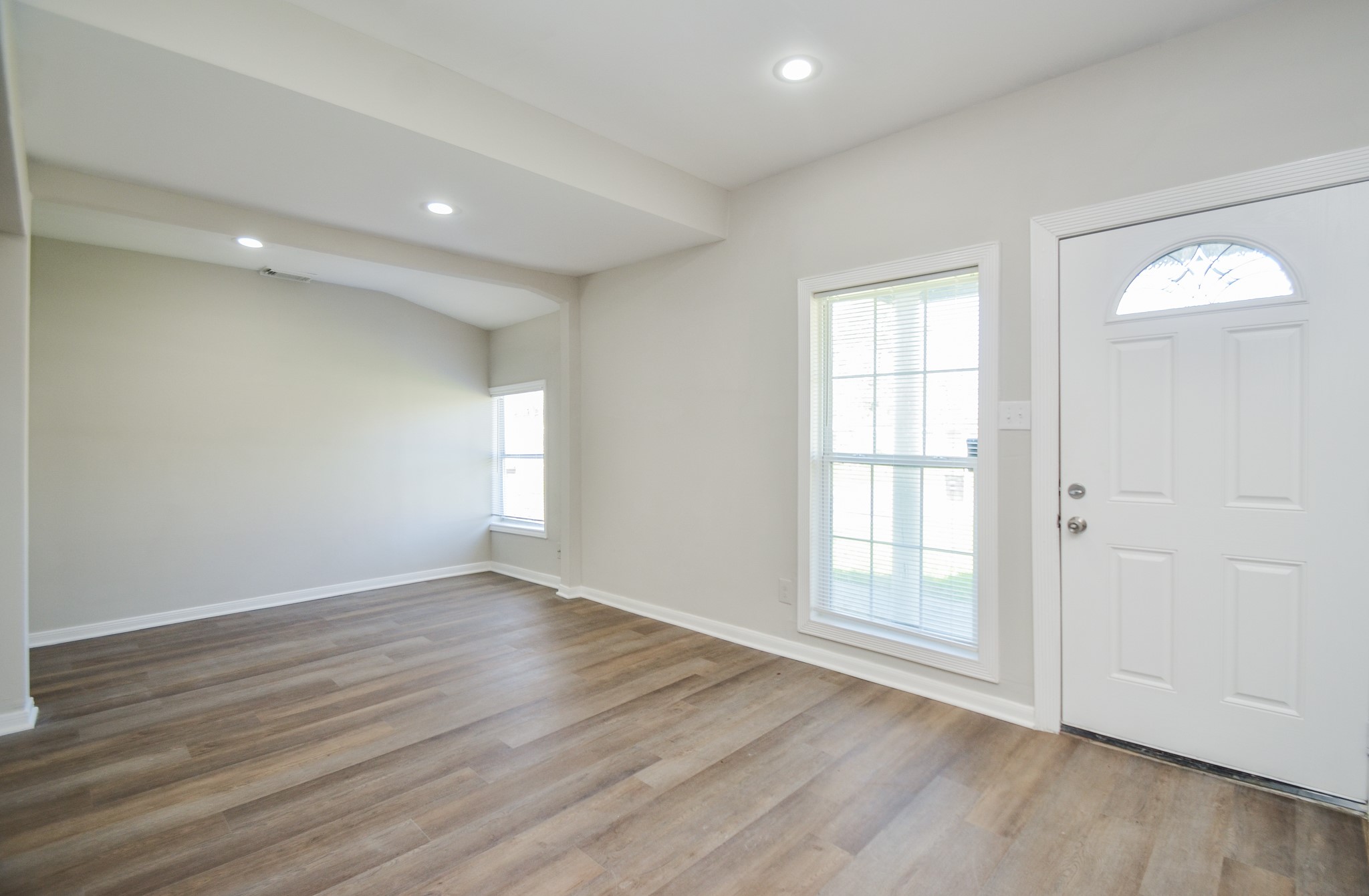5238 Keystone Street Houston, TX 77021 - Photo 4 of 31 Open space with light wood flooring and neutral walls.