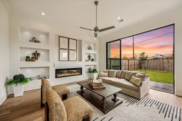 $799,900 | 1008 Golden Nectar, Houston, TX 77008