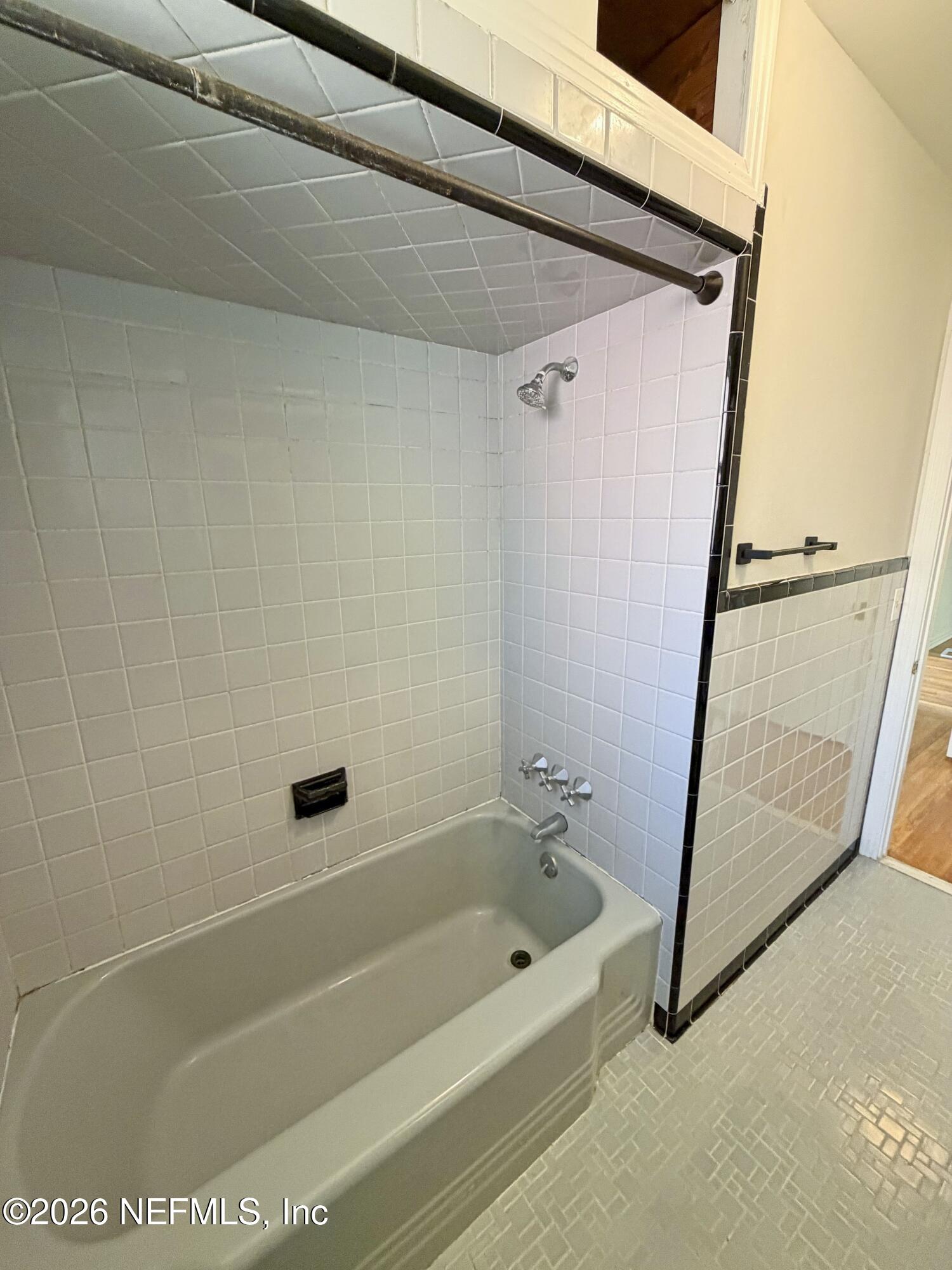 2936 Riverside Avenue, Unit 4 Jacksonville, FL 32205 - Photo 8 of 14 Tub:Shower