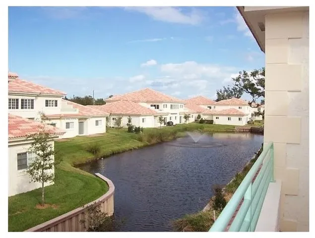 $210,000 | 576 7th Square Southwest, Unit 202, Vero Beach, FL 32962