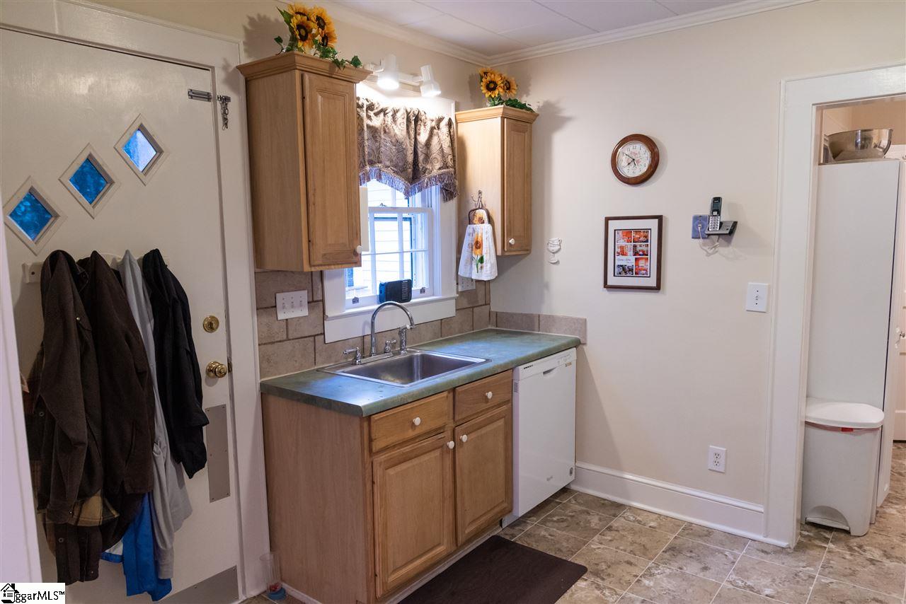 402 Hickory Street Clinton, SC 29325 - Photo 9 of 36 Gallery Image 9