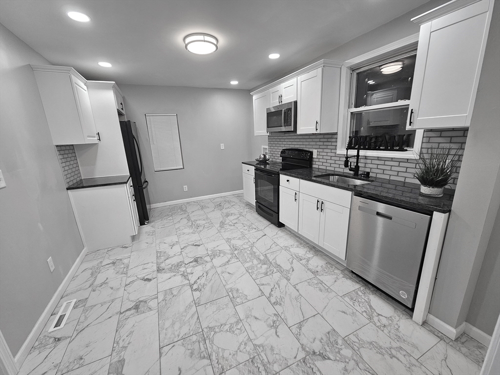 108 Marble Street Springfield, MA 01105 - Photo 8 of 33