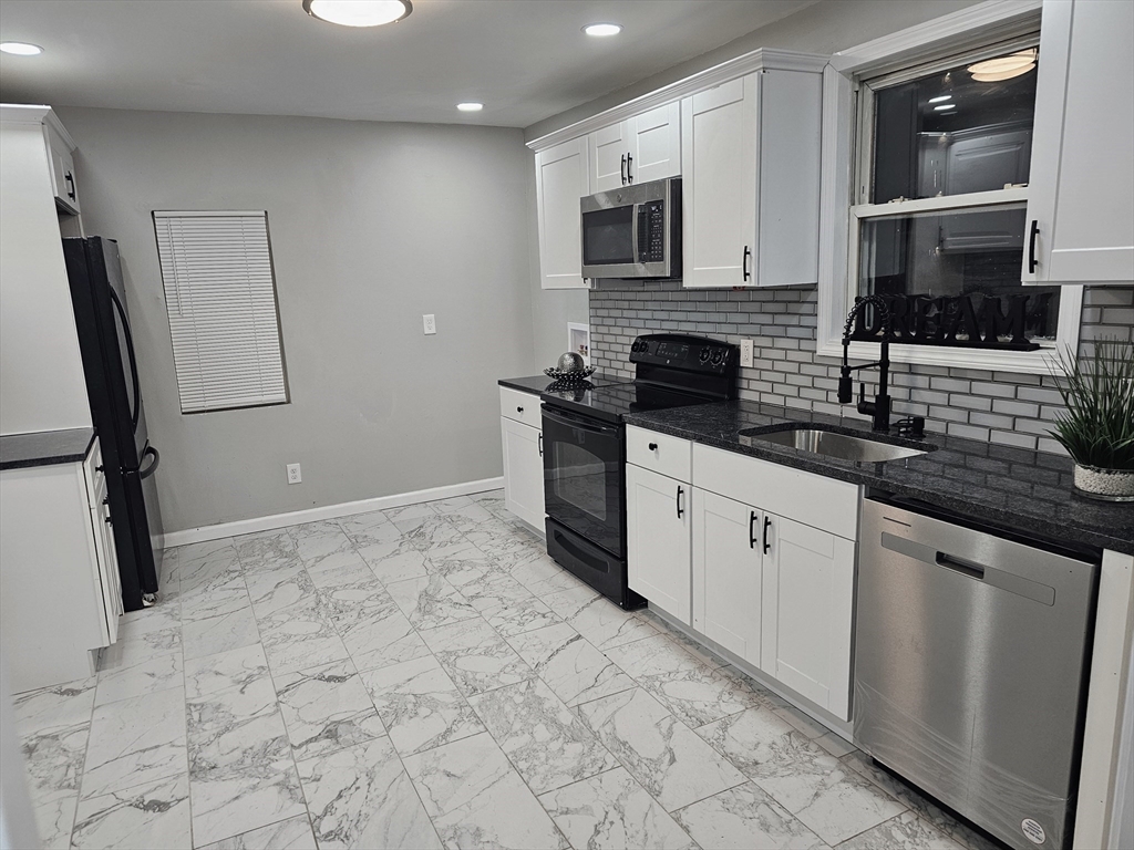 108 Marble Street Springfield, MA 01105 - Photo 9 of 33