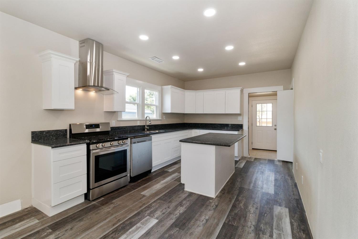 1205 L Street Reedley, CA 93654 - Photo 7 of 19
