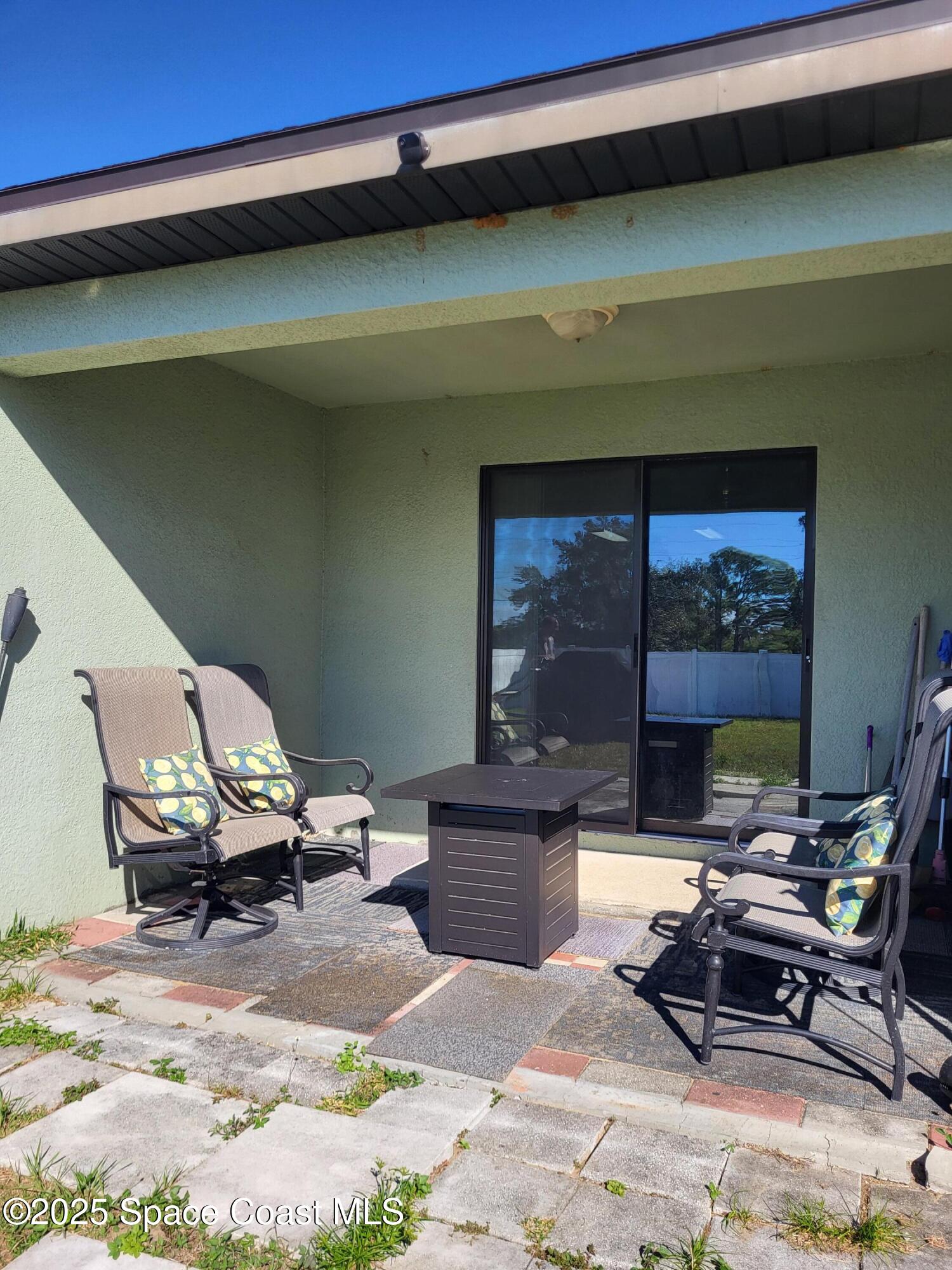645 Chicago Way Dundee, FL 33838 - Photo 17 of 25 a living room with furniture