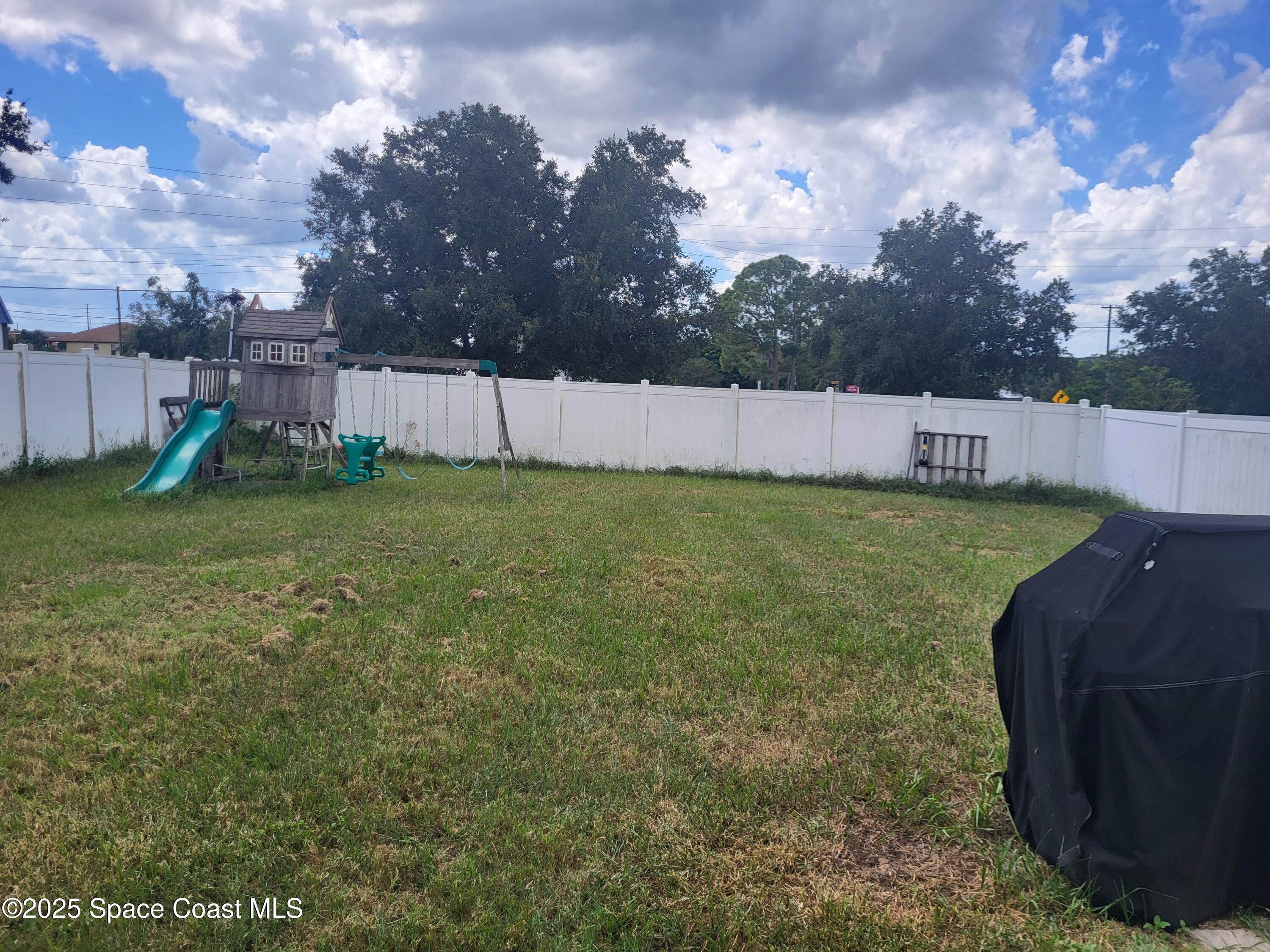 645 Chicago Way Dundee, FL 33838 - Photo 20 of 25 a view of a green field