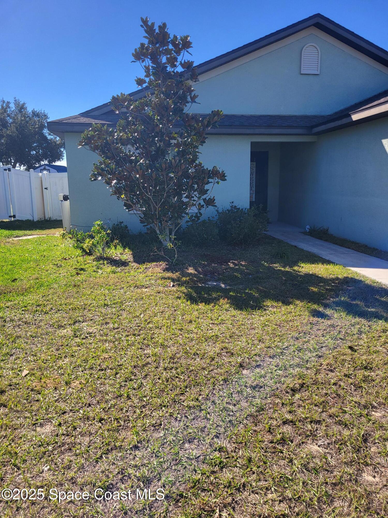 645 Chicago Way Dundee, FL 33838 - Photo 2 of 25 a backyard of a house