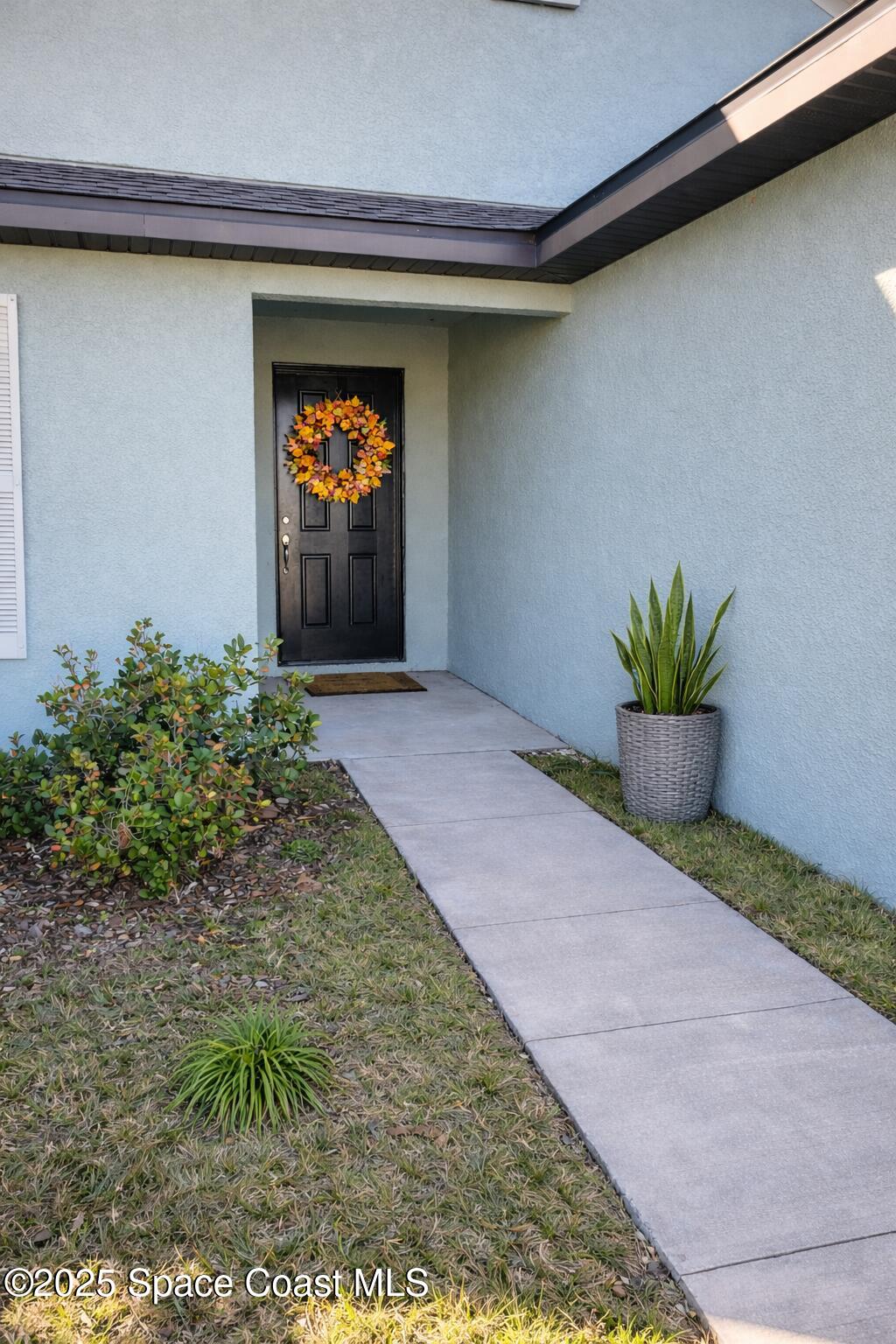 645 Chicago Way Dundee, FL 33838 - Photo 3 of 25 a view of entryway with a garden