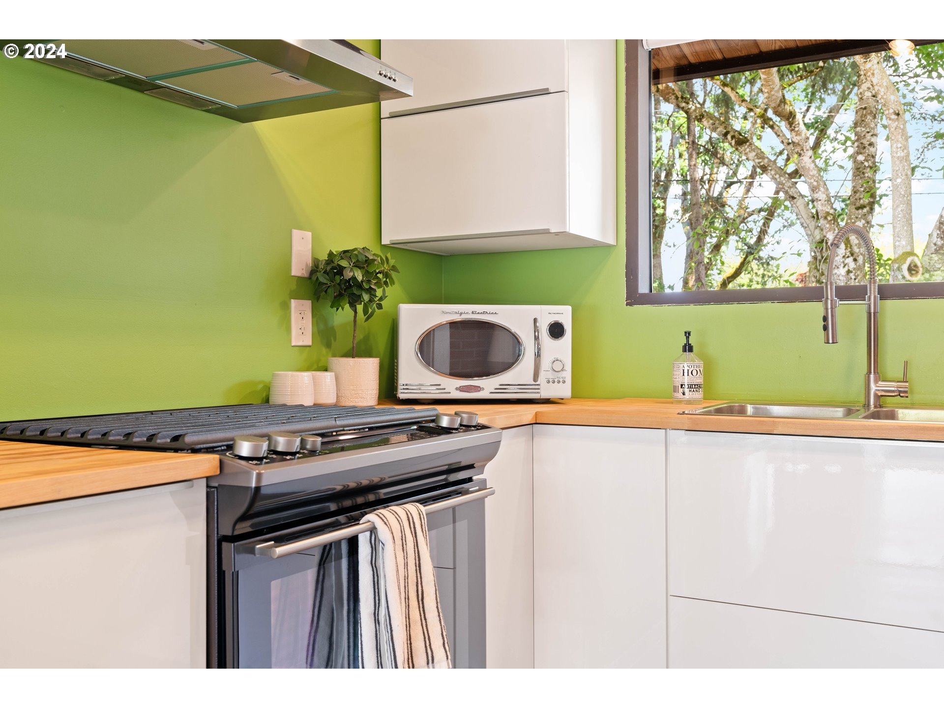 12325 Southwest Park Way Portland, OR 97225 - Photo 10 of 40 a kitchen with a stove and a microwave