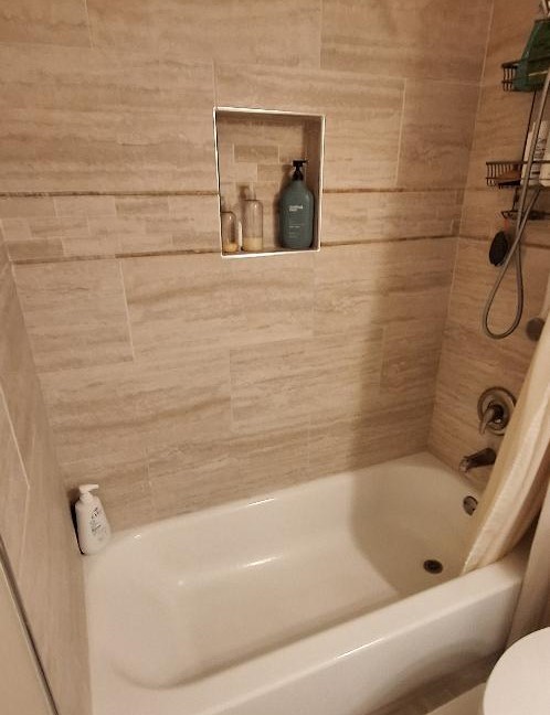 514 Inverrary Lane, Unit C Deerfield, IL 60015 - Photo 6 of 10 a bathroom with a bathtub