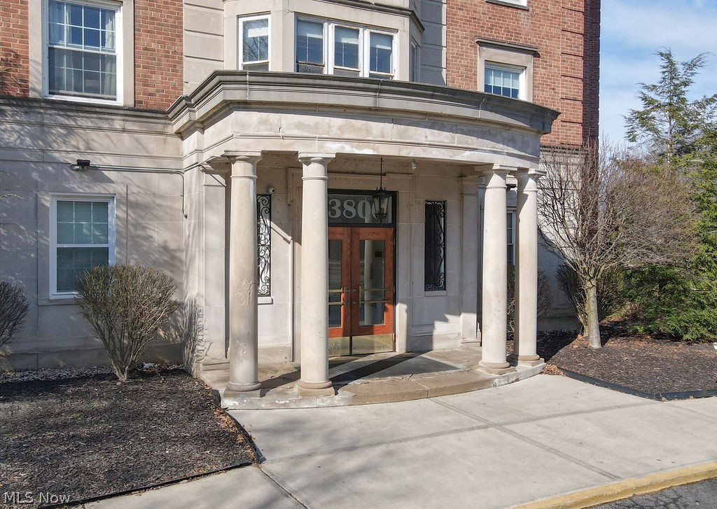 13800 Fairhill Road, Unit 203 Cleveland, OH 44120 - Photo 27 of 28 Main entrance of building.