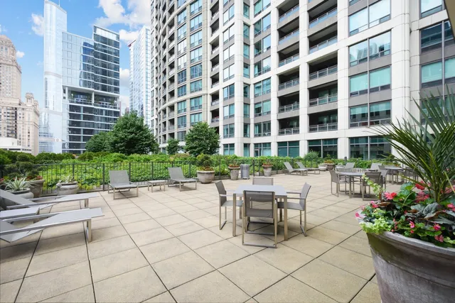 $750,000 | 130 North Garland Court, Unit 1405, Chicago, IL 60602