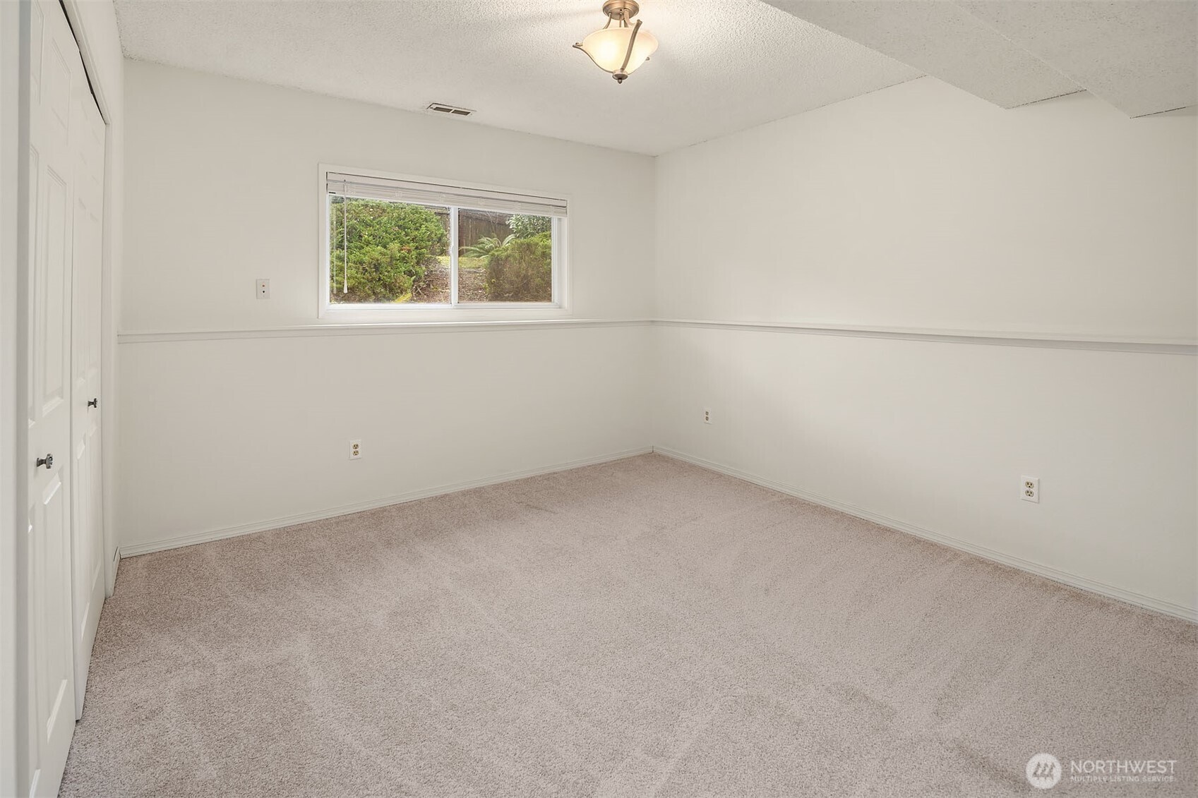 15710 Southeast 46th Way Bellevue, WA 98006 - Photo 23 of 40 an empty room with a window