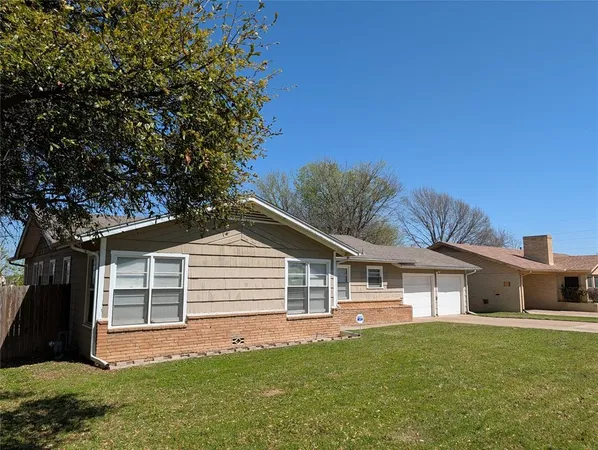 $1,895 | 2413 Hillview Drive, Fort Worth, TX 76119