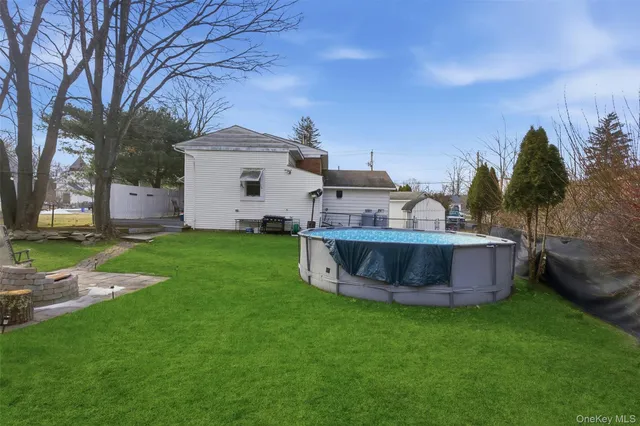 a view of a house with backyard and garden