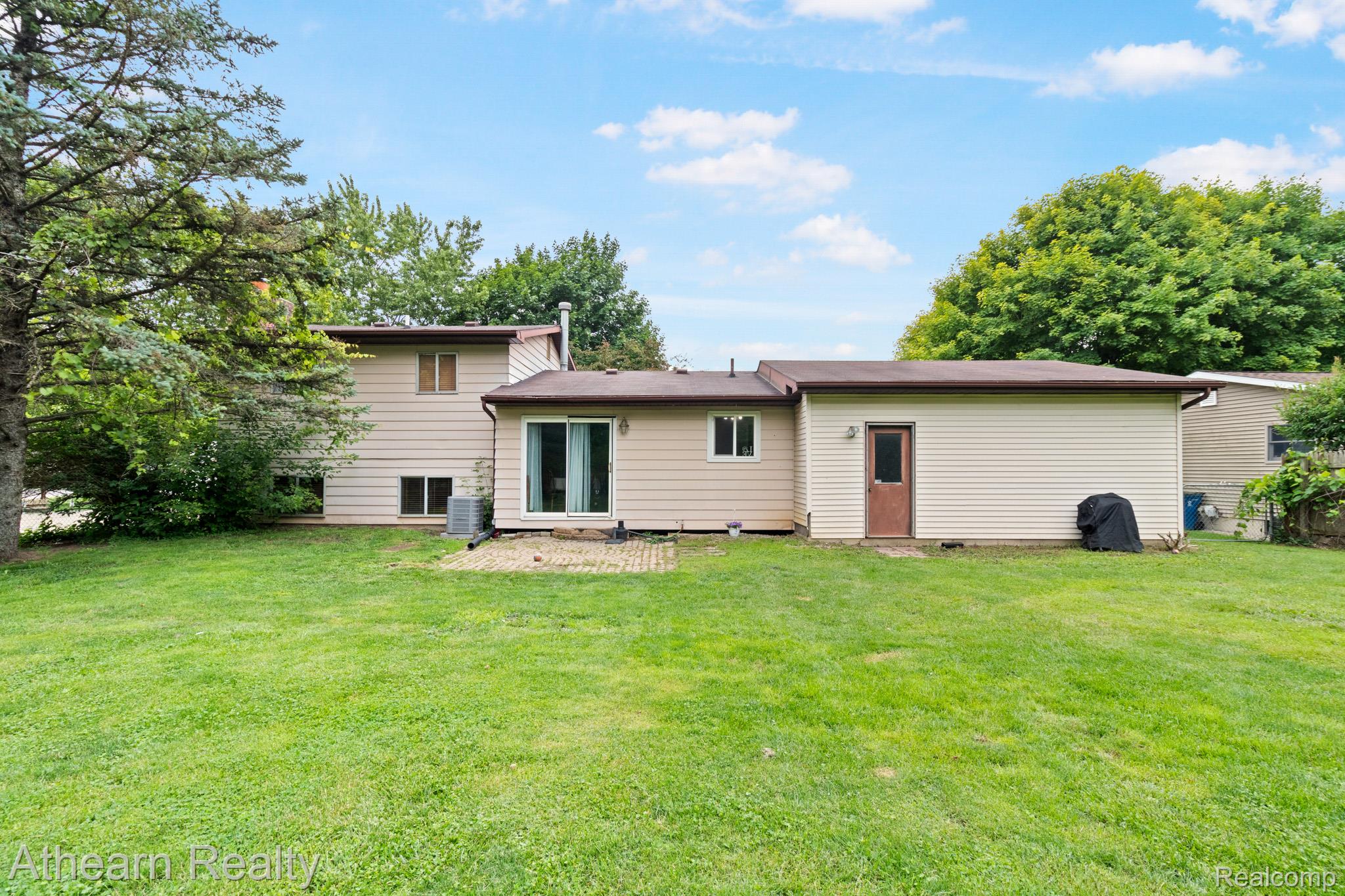 7156 Sharp Road Swartz Creek, MI 48473 - Photo 4 of 32 Back house